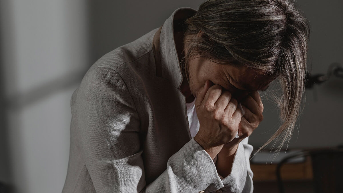 A depress&atilde;o &eacute; uma doen&ccedil;a que afeta milh&otilde;es de pessoas em todo o mundo, mas &eacute; poss&iacute;vel lidar com ela por meio de tratamentos especializados. Neste artigo, ser&aacute; destacada a import&acirc;ncia da terapia no tratamento da depress&atilde;o, e como ela pode ajudar a identificar causas e a desenvolver estrat&eacute;gias para lidar com a doen&ccedil;a. Tamb&eacute;m ser&atilde;o apresentados alguns tipos de terapia que podem ser &uacute;teis no tratamento.